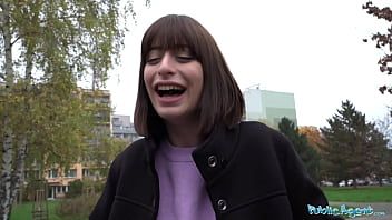 再生 パブリックエージェントのかわいいイタリアのベイビーは、彼のカジノの賞金に性的な好意を提供します