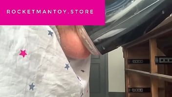 play Hombre con una buena polla grande usa un truco simple para obtener un orgasmo palpitante con el juguete sexual rocketman