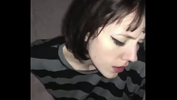 Riproduci Emo teen ama il pompino della ragazza e prende il viso
