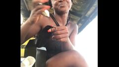 Abspielen Ebony Göttin Kikuus Paket-Paket Unboxing am Strand: Ein Abenteuer von Big-Butt Crazybitch
