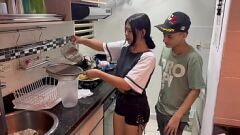 play 经过验证的个人资料 - 异国情调的Maira Medina在厨房里乱搞她的继母Miguel
