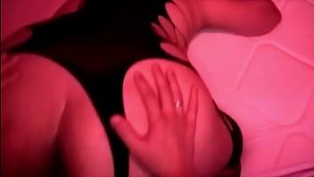 再生 ぽっちゃりキティは彼女のボーイフレンドによって猫の中ですぐに犯されるのが大好きです