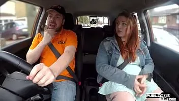 再生 曲線美の生姜にインクを塗った可愛い人がインストラクターに車の中で公然と犯された