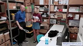play Ofițer se dezbrăcă și se ia cu un hoț adolescent