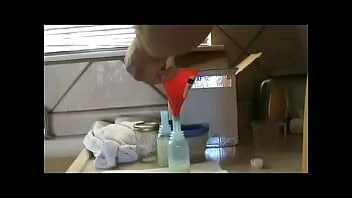 play Extraños de Internet recolectando muchos montones de esperma para que mi esposa se duche.