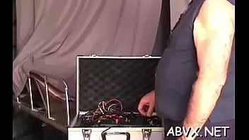 play Милая трахает пальцами своего моллюска, пока не испытает оргазм