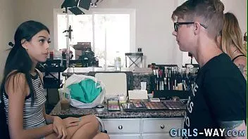 播放 女同性恋西班牙青少年与小山雀