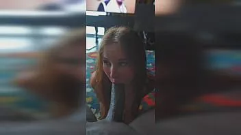 播放 男朋友看着他的女孩得到他无法提供的性交