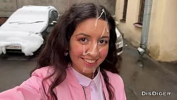 再生 かわいい女の子が犯され、顔にザーメンをぶっかけられ、精液まみれで大学に通った -cumwalk