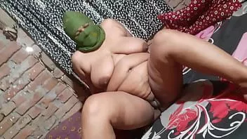 تشغيل زوجة الأب وابنها يمارسان الجنس عندما لا يكون الأب في المنزل