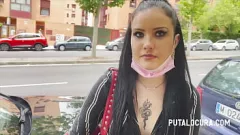 play El salvaje paseo a pelo de la adolescente española atrapada en la calle Deborah Lapiedra