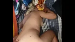تشغيل زوجة هاوية حقيقية يساعدها زوجها في إشباع رغباتها