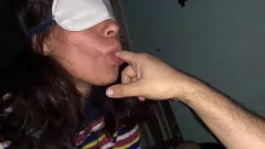 Jouer La chaude MILF latine Petera suce sensuellement une bite avec les yeux bandés