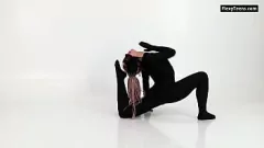 Reproducir La gimnasta vestida de látex Lola Kauchuk muestra flexibilidad y encantos seductores