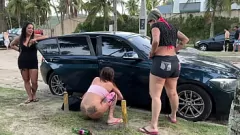 play Openbaar pissen en squirten met Latina pornoster Camila Querubim