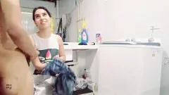 Reproducir Hermana amateur caliente me ayuda a correrme mientras lavo la ropa - Porno casero latino