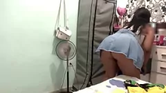 تشغيل خادمة لاتينا التي اشتعلت على الكاميرا المخفية أثناء محاولتها الملابس
