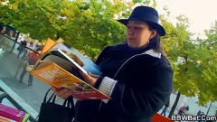 play Chubby Brunette avec un cul énorme suce et roule Big Dick
