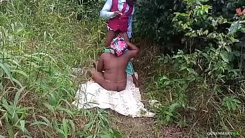 play Petani komunitas meniduri pria asing berpenampilan keren yang tersesat di semak-semak
