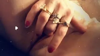play ¿Quieres ver el bonito coño rosado de esta amateur?