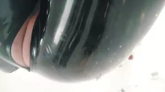 Abspielen Arya Grander in einem engen Latex-Catsuit, Fetisch-Selfie-Video mit Po-Teasing und Facesitting