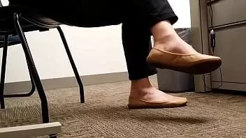 Jouer Mary Ellen, collègue d'âge mûr, examine de près ses ballerines en cuir sales bien usées