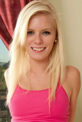 Порнозвезда Elaina Raye